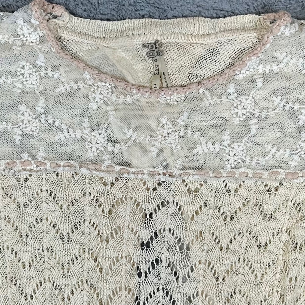 G by BKE Womens Cream Lace Yoke Pointelle Knit Ruffle Hem Split Back Sweater L